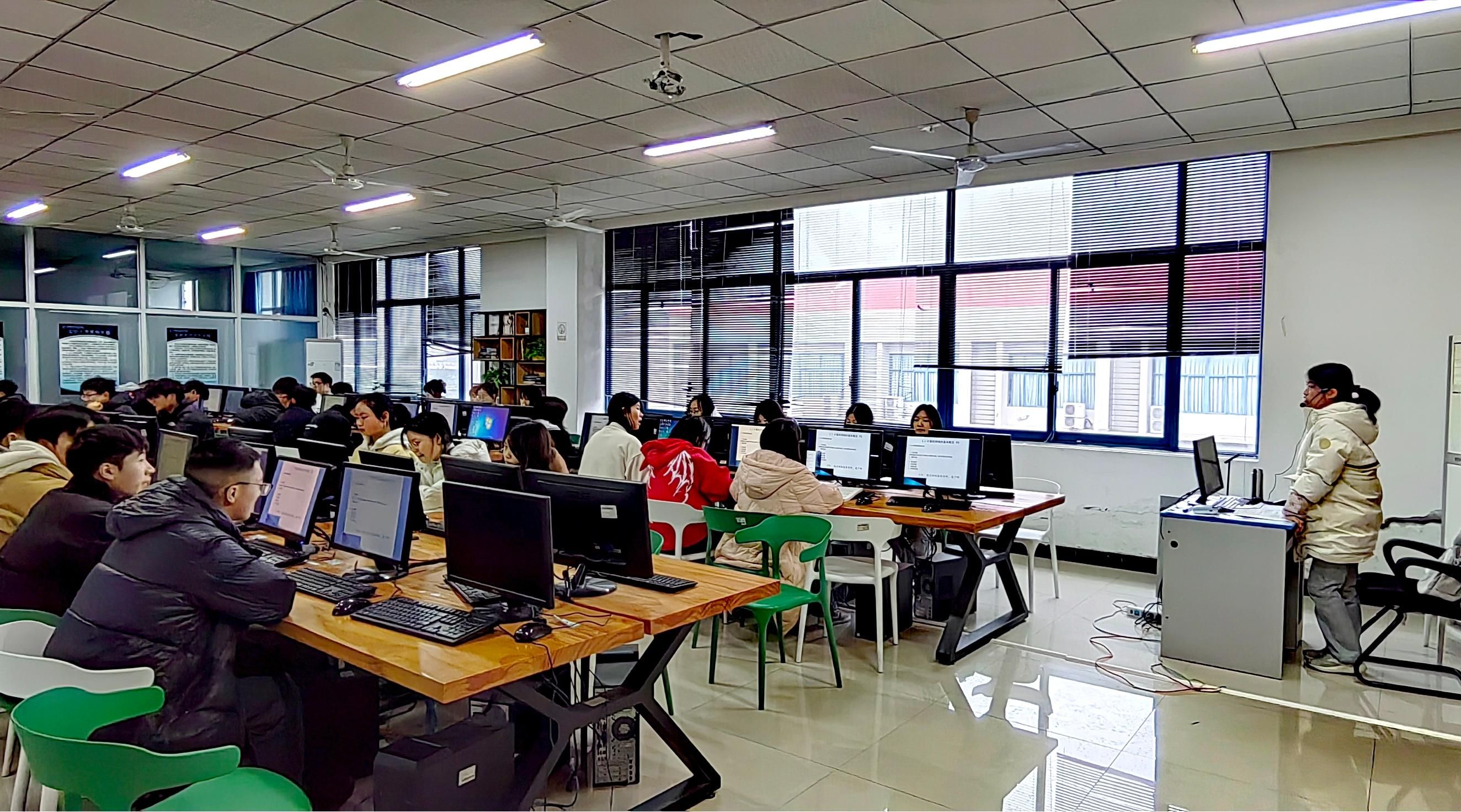 新学期领导干部深入一线，全面检视信息技术开发教学工作新风貌——电子信息工程学院纪实